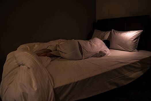 Невролог объяснил причины подергивания конечностей в момент засыпания