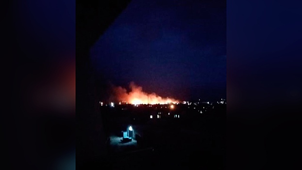 Пламенное зарево в ночном небе: опубликованы кадры крупного возгорания вблизи АЗС в Красноярском крае
