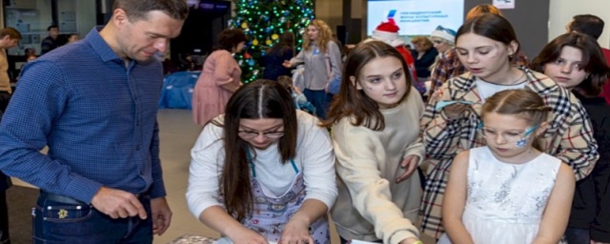 Депутаты гордумы Екатеринбурга организовали новогодний праздник для пациентов детского хосписа