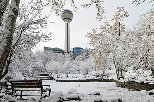 В столице Турции выпал снег