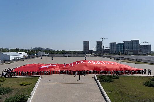 В Ростове 500 человек развернули огромное Знамя Победы