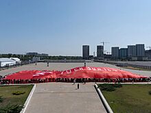 В Ростове 500 человек развернули огромное Знамя Победы