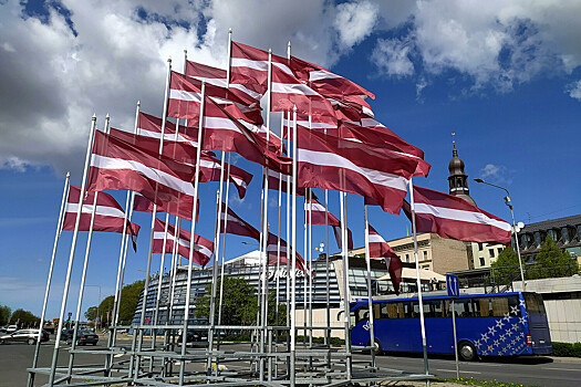 Власти Латвии пригрозили в течение месяца депортировать из страны 800 россиян