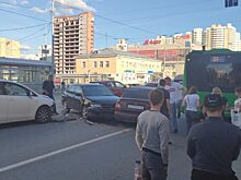 В Екатеринбурге массовое ДТП с автобусом перекрыло центральную улицу