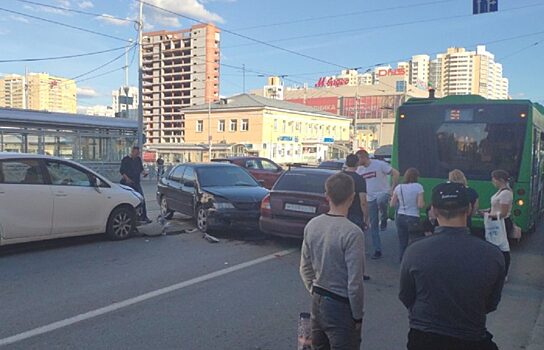 В Екатеринбурге массовое ДТП с автобусом перекрыло центральную улицу