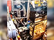 Видео: в Краснодаре ещё раз ограбили киоск DIM Coffee
