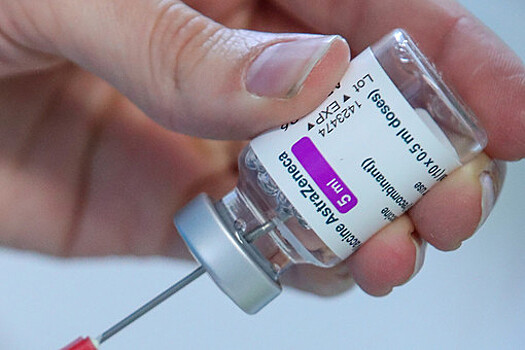 Премьер-министр Франции в прямом эфире привился вакциной AstraZeneca