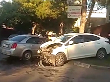 В Анапе в ДТП «Хюндаю» снесло весь перед (видео)
