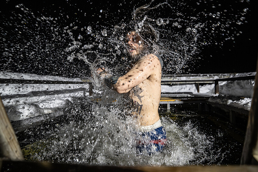 Мужчина во время крещенских купаний в купели на источнике у села Теряево Московской области около Свято-Успенского Иосифо-Волоцкого мужского монастыря, 18 января 2026 года