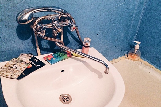 Тюменка нашла в душевой кабине видеокамеру, которую установил ее сосед по общежитию