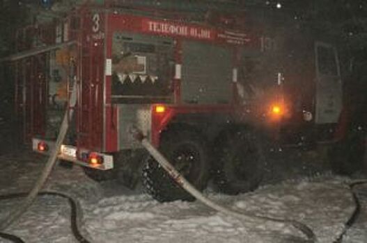 Горящий грузовой автомобиль тушили семь пожарных в Барнауле