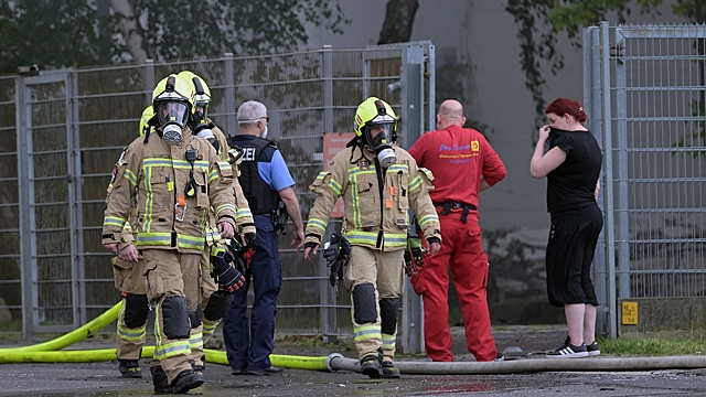 Полиция приостановила тушение огня на заводе Diehl в Берлине