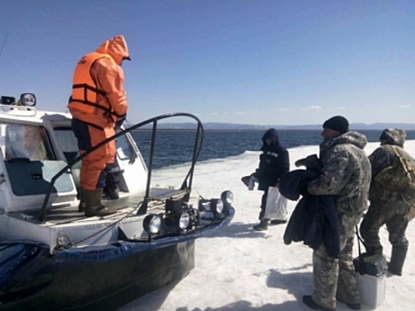 С отколовшейся льдины на Байкале спасены рыбаки