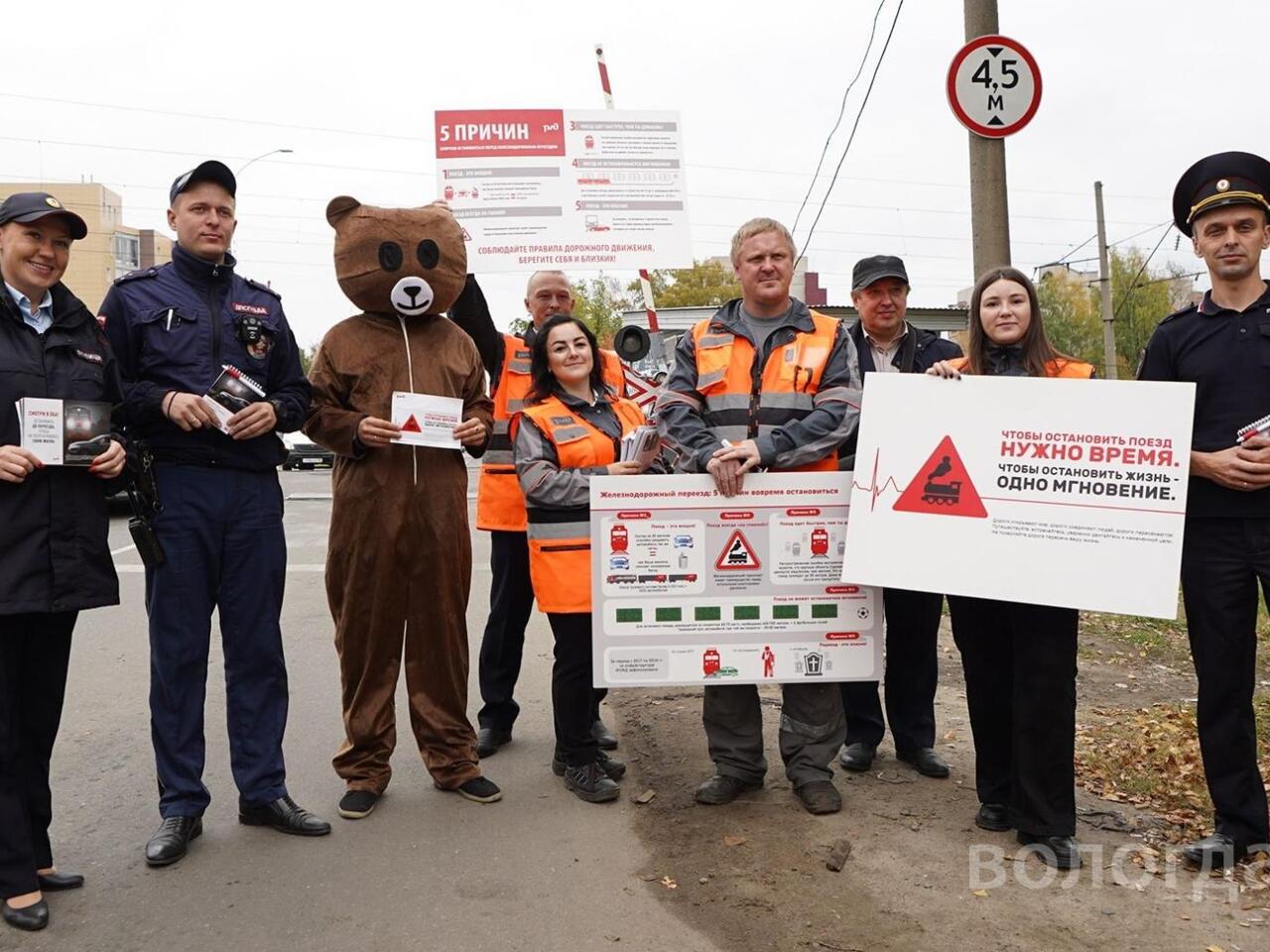 Инспекторы ГИБДД и сотрудники РЖД напомнили автомобилистам о дорожных  правилах на железнодорожных переездах - Рамблер/авто