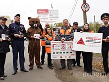 Инспекторы ГИБДД и сотрудники РЖД напомнили автомобилистам о дорожных правилах на железнодорожных переездах