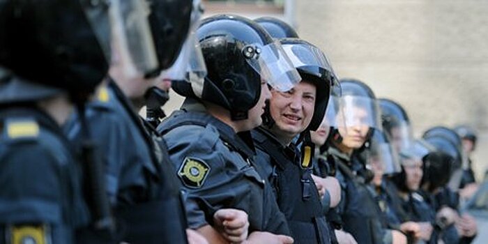 ОМОН прибыл к зданию "Гоголь-центра" в Москве