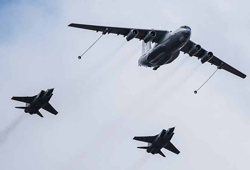 Самолет-заправщик Ил-78 и истребители-бомбардировщики Су-34.