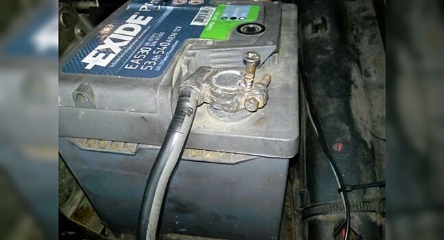 Зачем водители вкручивают саморез между клеммой и выводом, и что это даёт?