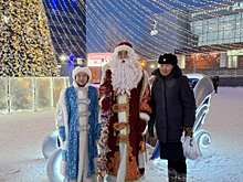 В Якутии Полицейский Дед Мороз и Снегурочка поздравили юных жителей Мирнинского района с наступающим Новым годом