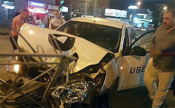 Металлическая балка от забора едва не пронзила таксиста