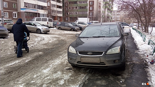 «Я паркуюсь как...»: весенние автохамы с тюльпанами и маскировка машины под дом