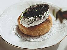 Летнее меню: беляши с черной икрой и салат с бакинскими помидорами