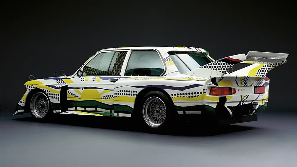 1977 год. BMW передаёт кисть Рою Лихтенштейну — королю комиксной эстетики. Его 320i Turbo взрывается чёрными точками и жёлтыми брызгами, словно картинка из культового комикса.