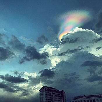 В небе над Сингапуром появилась "огненная радуга"