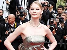 35-летняя Светлана Ходченкова позирует топлес на отдыхе