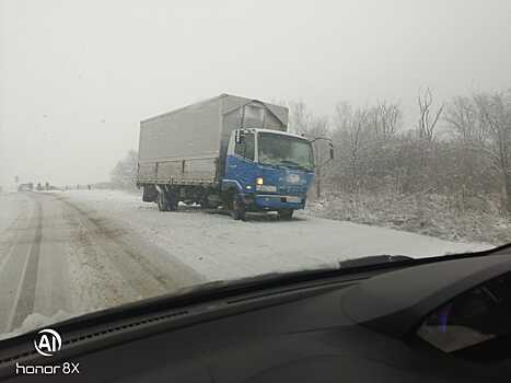 Жесткое лобовое: грузовик и иномарка столкнулись в Приморье