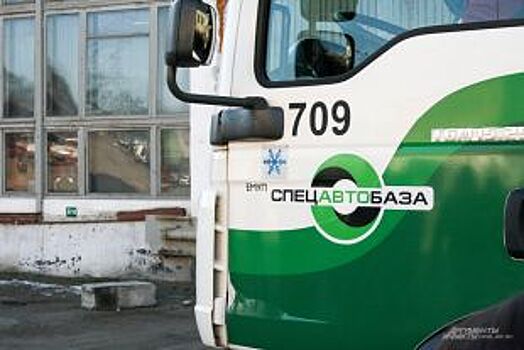 В Алапаевске Спецавтобаза заменяет мусорные баки на евроконтейнеры