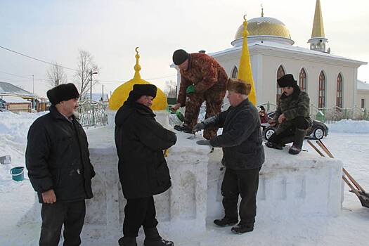 Жители Буинского района слепили мечеть из снега