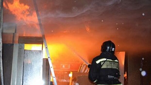 В Челябинске произошел пожар на мебельной фабрике