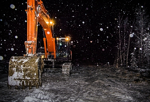 Под Омском неизвестные хотели с ветерком покататься на угнанном экскаваторе, но упали в кювет
