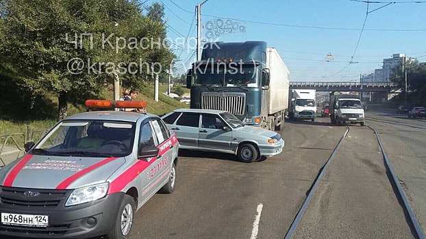 «Фура из фильма Терминатор?». В Красноярске грузовая машина столкнулась с легковушкой