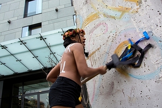 Активистка FEMEN разделась перед Зеленским на избирательном участке