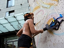 Активистка FEMEN разделась перед Зеленским на избирательном участке