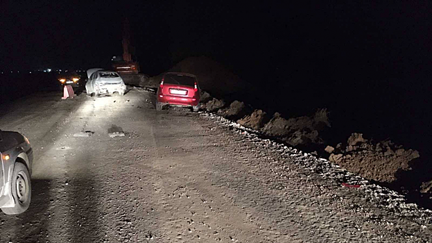 На трассе под Саратовом водитель на «Калине» врезался в припаркованный автомобиль