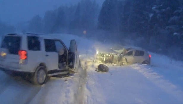 Грузовик протаранил попавшие в ДТП машины на дороге в Нижегородской области