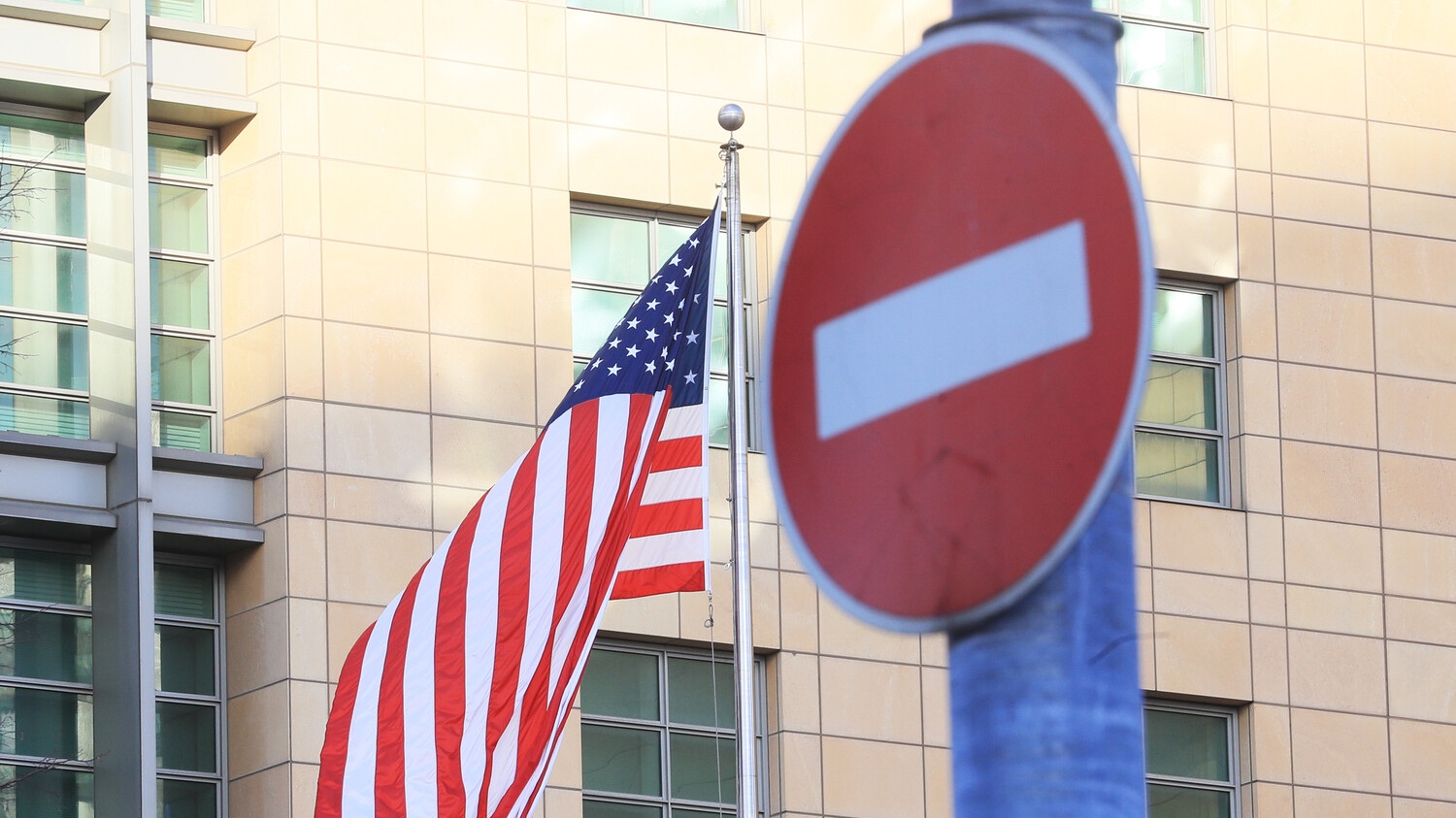 Минюст США начал удалять файлы Эпштейна