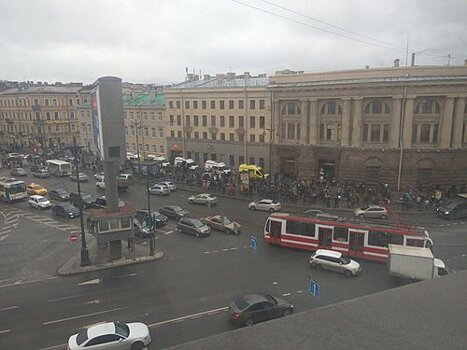 В Петербурге перекрыли движение транспорта на нескольких улицах после взрывов