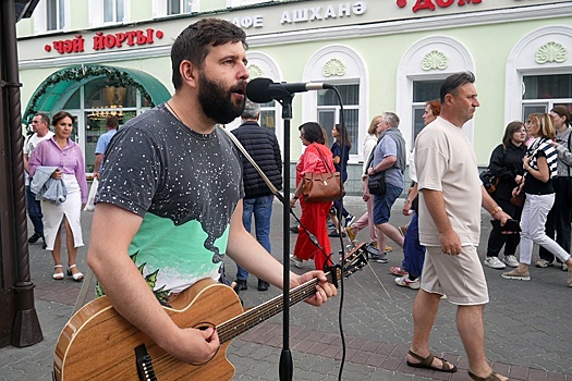 Как уличный артист стал достопримечательностью казанской улицы Баумана