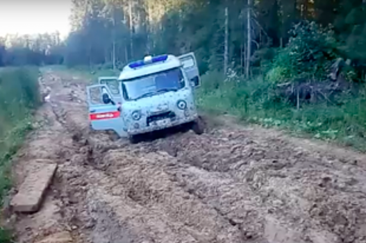 В Ярославской области машина скорой с пациентом застряла в грязи