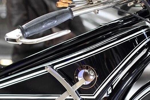 Bentley и мотоцикл BMW столкнулись в центре Москвы