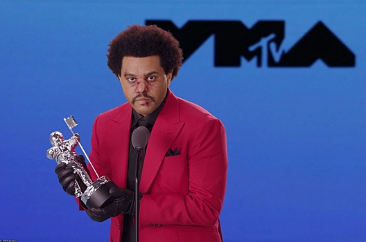 Почему экс-избранник Беллы Хадид The Weeknd пришел на MTV VMA с синяками и «сломанным» носом