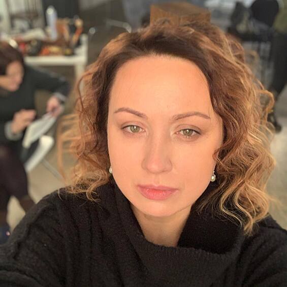 Наталья Юрьевна Щукина родилась 12 сентября 1970 года в Барнауле, но в пять лет вместе с мамой переехала в Москву. 