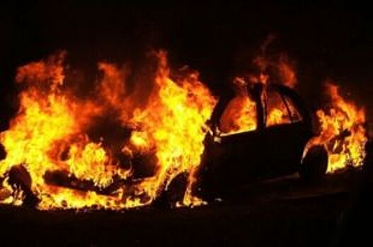 В Ульяновске среди ночи загорелся легковой автомобиль