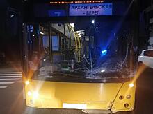 Кондуктор и пассажир автобуса получили травмы в ДТП в Вологде