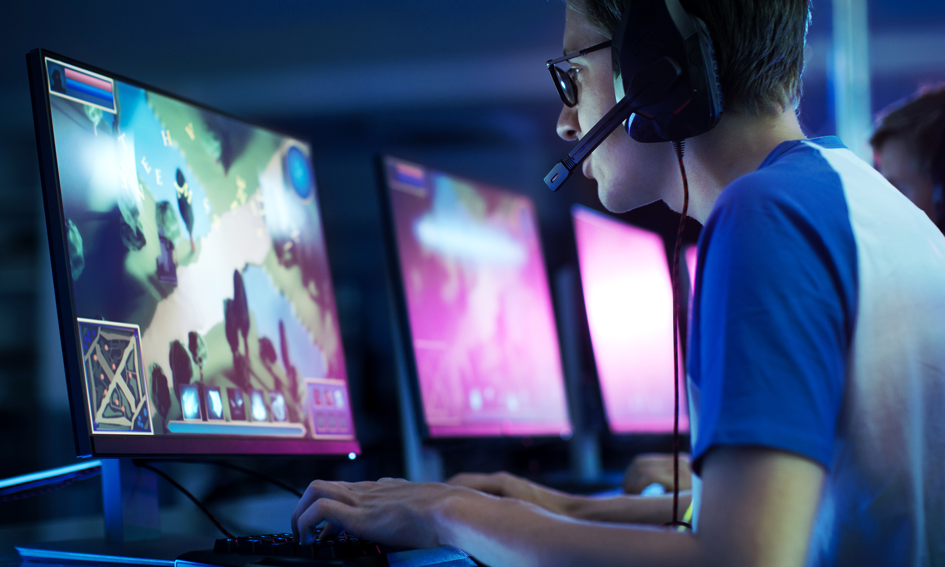 включи игровые люди. игровая зависимость от компьютерных игр. игровая зависимость. игрок в компьютерные игры. компьютерные видеоигры.