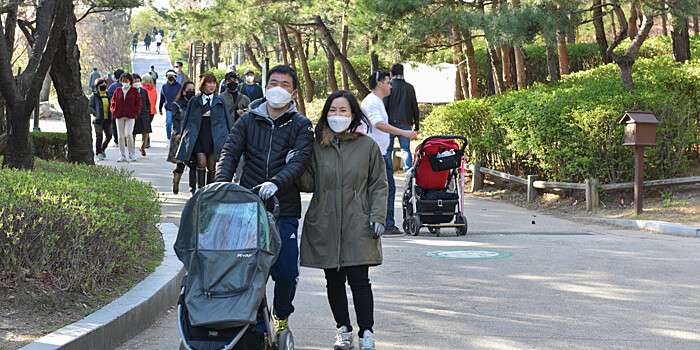 Демонстрантам в Сеуле запретили выкрикивать лозунги из-за COVID-19